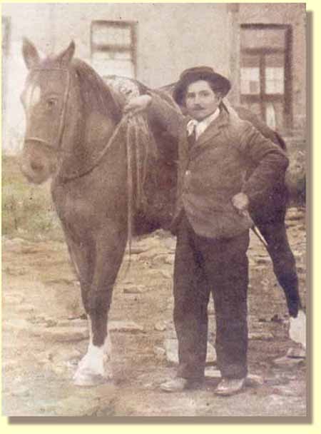 Vincenzo Braile, n. 1890 en Porcile, posando en Argentina junto a su pingo. Nótese que su mano izquierda se apoya sobre el facón.