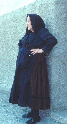 Anna Markut, poetisa y cantante folclórica de Eianina con vestido tradicional de entrecasa, 1985