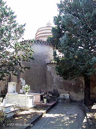 Un detalle del cementerio municipal de Frascineto, adyacente a la iglesia de San Pietro.