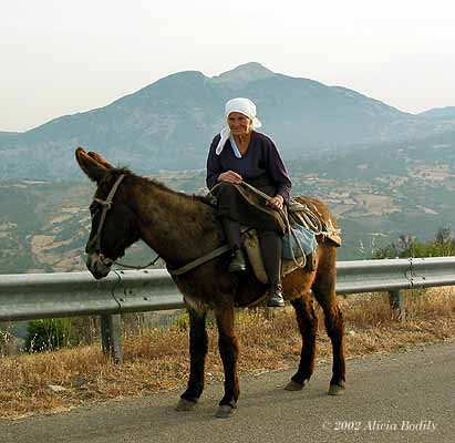 Mujer de Plataci en montura estilo albanés. Plataci está a pocos kilómetros de Farneta, y tiene un panorama similar.