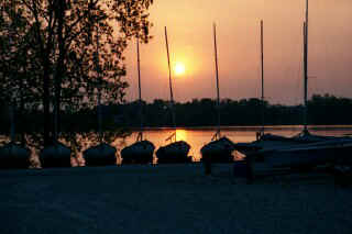 Sunset on sailboats0002.jpg (32028 bytes)