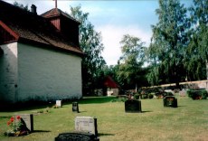 Romnes Kirke - deler av kirkegården på nordsidenChurchyard at Romnes from the north.