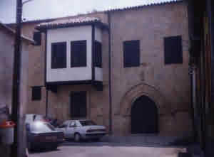 Selimiye Camii'nin arkasnda Bayraktar Trk Maarif koleji'nin bir ka yz metre yaknndaki bu tarihi bina restore ediliyor. Hemen yannda da merhum Trke'in evi bulunuyor.