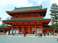 Heian shrine gate.JPG (145342 bytes)