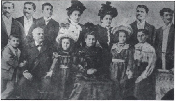 Don Jos Ramn Figueroa y su familia en Barcelona, Espaa, 1898.