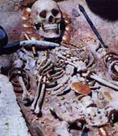 Cкелет, декоpиран със златни накити