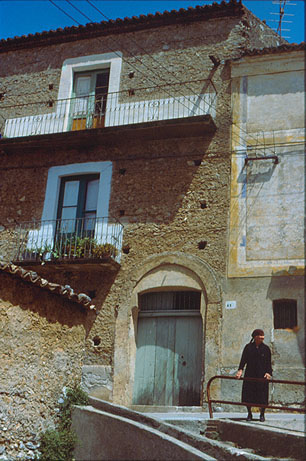 Casa della f Angiolina Pace (20/5/1903 - 7/10/1987) in Ejanina, esempio dell'architettura tipica della met del 700, come  pure la parrocchia della SS. Assunta in Frascineto. Foto giugno 1984