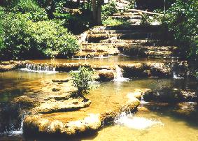 Le Phacharen waterfalls sono formate da numerosi, piccoli e consecutivi scalini di acqua limpida e trasparente, che si susseguono per un dislivello di piu' di 30 metri. I locali amano trascorrere qui le giornate di festa, magari organizzando un pic nic.