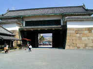 Nijojo entrance.JPG (87048 bytes)